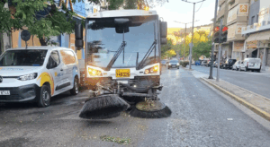 Όπως γνωστοποιεί και σε ανάρτησή της η αντιδήμαρχος καθαριότητας Ρωξάνη Μπέη οι παρεμβάσεις της ομάδας της καθαριότητας θα συνεχιστούν σε καθημερινή βάση σε κάθε γειτονιά της πρωτεύουσας.