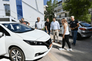 Ο Δήμος Ηρακλείου Αττικής απόκτησε δύο νέα ηλεκτρικά αυτοκίνητα με χρηματοδότηση, χωρίς καμία επιβάρυνση για τον δημοτικό προϋπολογισμό κάνει ακόμη ένα βήμα προς την πράσινη μετάβαση.