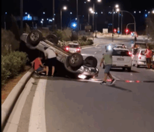 Σύμφωνα με αυτόπτες μάρτυρες η γυναίκα οδηγός μάλλον αισθάνθηκε αδιαθεσία και έχασε τον έλεγχο του οχήματος της. Ευτυχώς ήταν πολύ ελαφρά τραυματισμένη.
