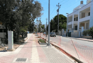 Πρόκειται για μια εκτεταμένη αστική παρέμβαση σε έναν δρόμο με αυξημένη κυκλοφορία και πολλαπλές λειτουργίες.