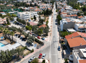 Πρόκειται για μια εκτεταμένη αστική παρέμβαση σε έναν δρόμο με αυξημένη κυκλοφορία και πολλαπλές λειτουργίες.