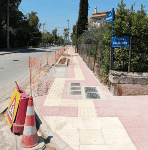 Πρόκειται για μια εκτεταμένη αστική παρέμβαση σε έναν δρόμο με αυξημένη κυκλοφορία και πολλαπλές λειτουργίες.