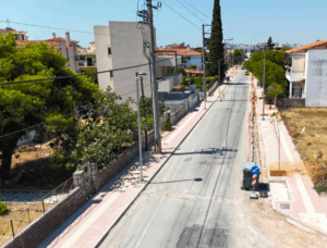 Πρόκειται για μια εκτεταμένη αστική παρέμβαση σε έναν δρόμο με αυξημένη κυκλοφορία και πολλαπλές λειτουργίες.