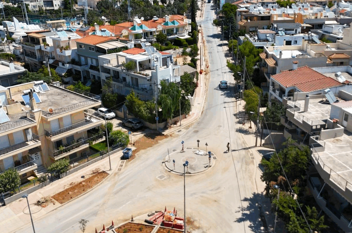 Πρόκειται για μια εκτεταμένη αστική παρέμβαση σε έναν δρόμο με αυξημένη κυκλοφορία και πολλαπλές λειτουργίες.