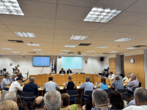Με ενεργή παρουσία συμμετείχε ο Δήμος Πεντέλης που πραγματοποιήθηκε την Τρίτη 22 Ιουλίου 2025 στα γραφεία της Περιφερειακής Ένωσης Δήμων Αττικής (ΠΕΔΑ), με αφορμή τον νέο κύκλο χρηματοδότησης του προγράμματος «Δράσεις Περιβαλλοντικού Ισοζυγίου» για τα έτη 2025–2026.