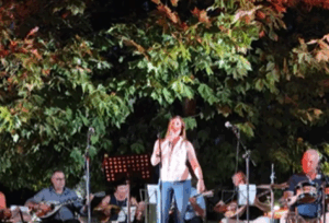 Το Ωδείο Σύγχρονη Ωδή χθες στην πλατεία Αγίου Γεωργίου στα  Μελίσσια μας χάρισε μια όμορφη καλοκαιρινή βραδιά με τραγούδια που αγαπήσαμε, μέσα από μουσικές διαδρομές στο έντεχνο και λαϊκό μας τραγούδι.