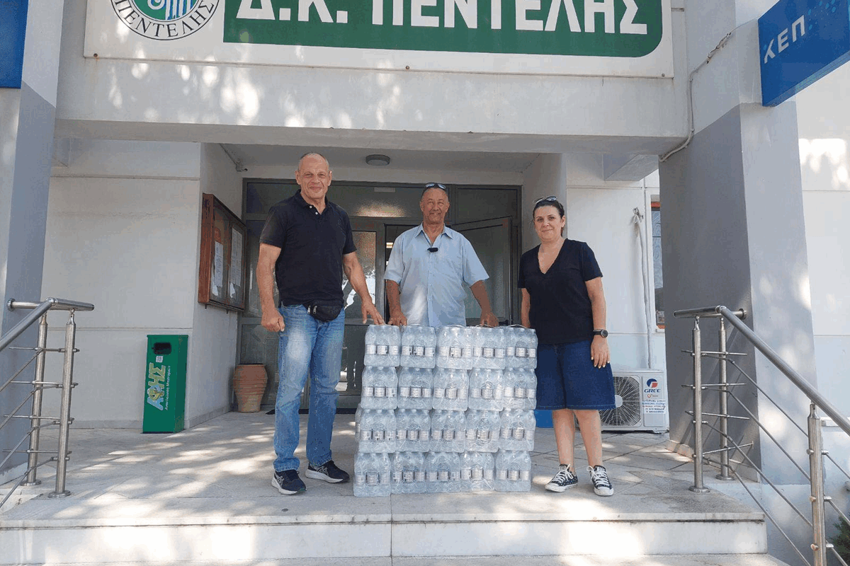 Πεντέλη: Ο Σύλλογος Κυκλαδιτών και Φίλων Ν Πεντέλης « Τα Κυκλαδονήσια» προσέφερε εμφιαλωμένα νερά στους εθελοντές της Πολιτικής Προστασίας του Δήμου