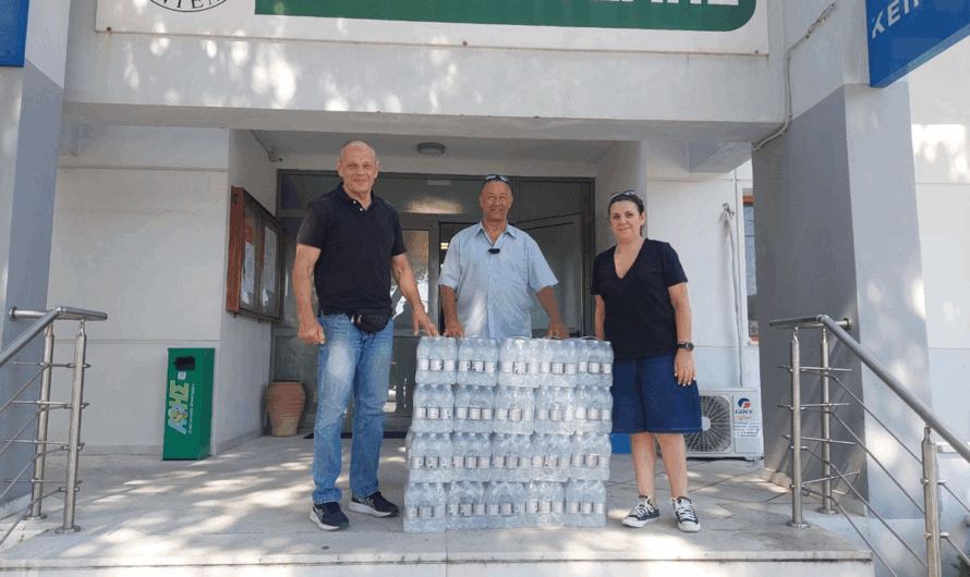 Πεντέλη: Ο Σύλλογος Κυκλαδιτών και Φίλων Ν Πεντέλης « Τα Κυκλαδονήσια» προσέφερε εμφιαλωμένα νερά στους εθελοντές της Πολιτικής Προστασίας του Δήμου