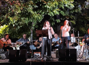 Το Ωδείο Σύγχρονη Ωδή χθες στην πλατεία Αγίου Γεωργίου στα  Μελίσσια μας χάρισε μια όμορφη καλοκαιρινή βραδιά με τραγούδια που αγαπήσαμε, μέσα από μουσικές διαδρομές στο έντεχνο και λαϊκό μας τραγούδι.
