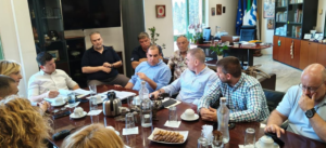 Περιφέρεια Αττικής : Επίσκεψη στο Θυμάρι, στο πλαίσιο αυτοψίας στις πληγείσες περιοχές, με τον Υφυπουργό Πολιτικής Προστασίας Δήμο Σαρωνικού