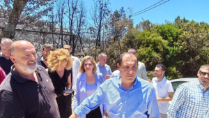 Περιφέρεια Αττικής : Επίσκεψη στο Θυμάρι, στο πλαίσιο αυτοψίας στις πληγείσες περιοχές, με τον Υφυπουργό Πολιτικής Προστασίας Δήμο Σαρωνικού