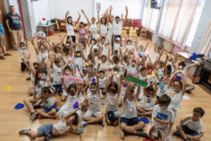 Κατά τη διάρκεια των δυο περιόδων του προγράμματος, οι μικροί μας φίλοι είχαν την ευκαιρία να απασχοληθούν δημιουργικά μέσα από ένα πλούσιο πρόγραμμα δραστηριοτήτων που περιλάμβανε παιχνίδια, εκπαιδευτικές δράσεις, καλλιτεχνικές δημιουργίες και πολλές εκπλήξεις.