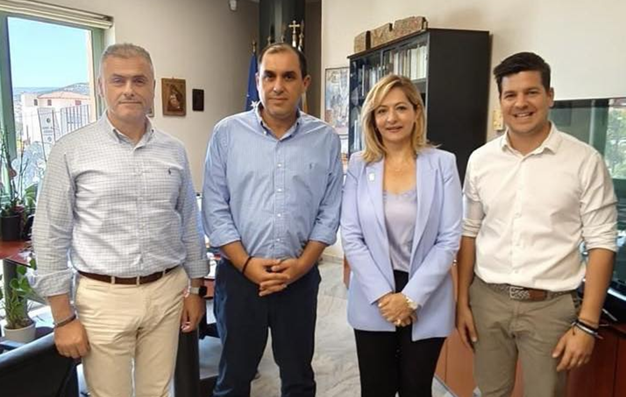 Περιφέρεια Αττικής : Επίσκεψη στο Θυμάρι, στο πλαίσιο αυτοψίας στις πληγείσες περιοχές, με τον Υφυπουργό Πολιτικής Προστασίας Δήμο Σαρωνικού