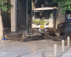 Καθημερινά ο πολίτης αντιλαμβάνεται  πως η Αθήνα δεν παραιτείται στην τύχη της,  η Διεύθυνση Καθαριότητας και Ανακύκλωσης του Δήμου προσπαθεί καθημερινά, με σχέδιο και επιμονή για την αναβάθμιση της ποιότητας ζωής στην πόλη.