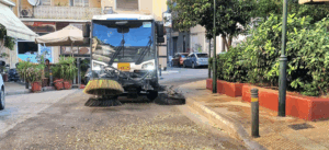 Στο πλαίσιο των καθημερινών δράσεων του Δήμου Αθηναίων για μια πιο καθαρή πόλη, πραγματοποιήθηκαν χθες βραδινά πλυσίματα στην Πλατεία Κολιάτσου