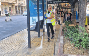 Στο πλαίσιο των καθημερινών δράσεων του Δήμου Αθηναίων για μια πιο καθαρή πόλη, πραγματοποιήθηκαν χθες βραδινά πλυσίματα στην Πλατεία Κολιάτσου