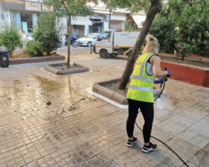 Στο πλαίσιο των καθημερινών δράσεων του Δήμου Αθηναίων για μια πιο καθαρή πόλη, πραγματοποιήθηκαν χθες βραδινά πλυσίματα στην Πλατεία Κολιάτσου