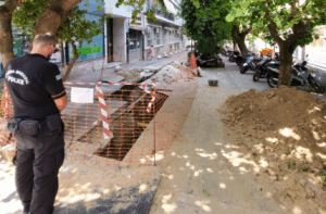 Μετά από αυτοψία που πραγματοποίησε ο Δήμος Αθηναίων  στην πλατεία Αγίου Θωμά στο Γουδή, διαπιστώσαμε ότι εκτελούνταν έργα φυσικού αερίου χωρίς επαρκή μέτρα ασφαλείας για πεζούς και οχήματα.