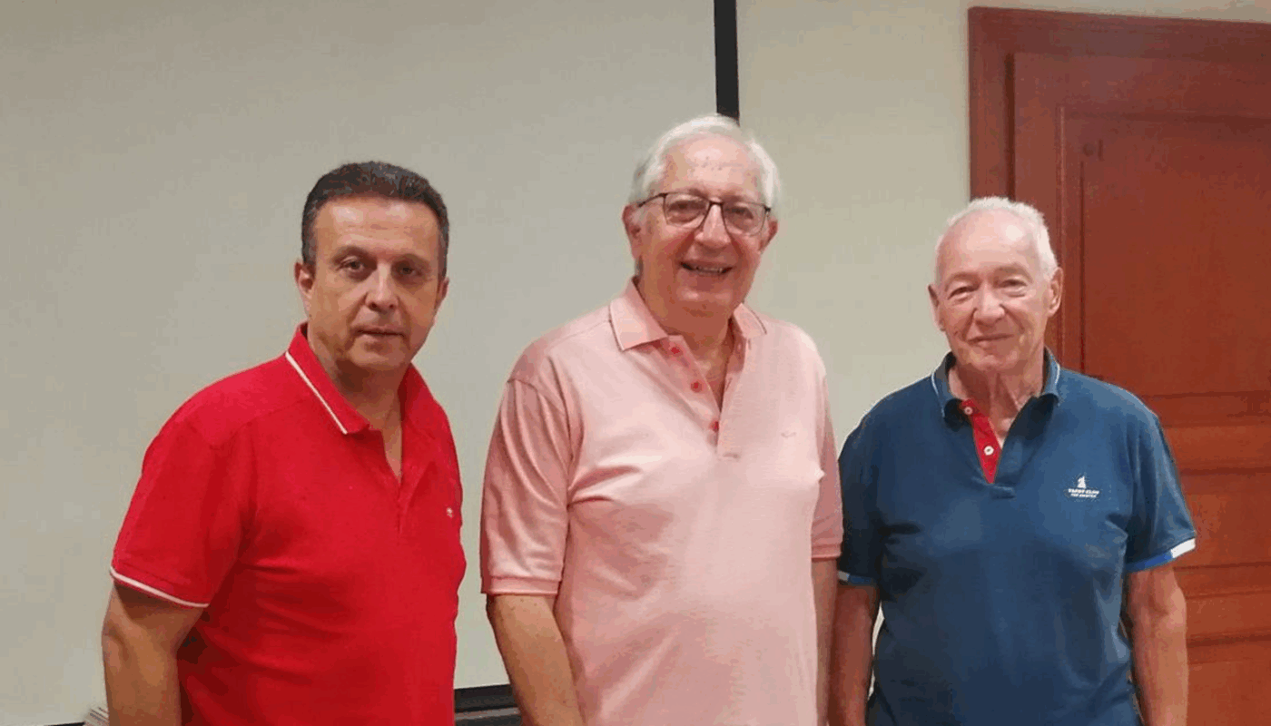 Πάνω από 200 μέλη συμμετέχουν ενεργά στα μαθήματα παραδοσιακών χορών, εκπροσωπώντας το Μαρούσι σε τοπικές και υπερτοπικές εκδηλώσεις. Ετοιμάζονται μάλιστα και κοινές παραστάσεις με ΚΑΠΗ άλλων Δήμων!