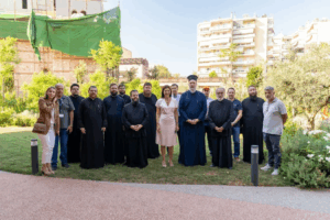 Την Υπουργό υποδέχθηκε θερμά ο Σεβασμιώτατος Μητροπολίτης Νέας Ιωνίας κ. Γαβριήλ, ο οποίος την ξενάγησε στους εξωτερικούς και εσωτερικούς χώρους του αναπτυσσόμενου Κέντρου, καθώς και στο θεματικό πάρκο που το περιβάλλει.