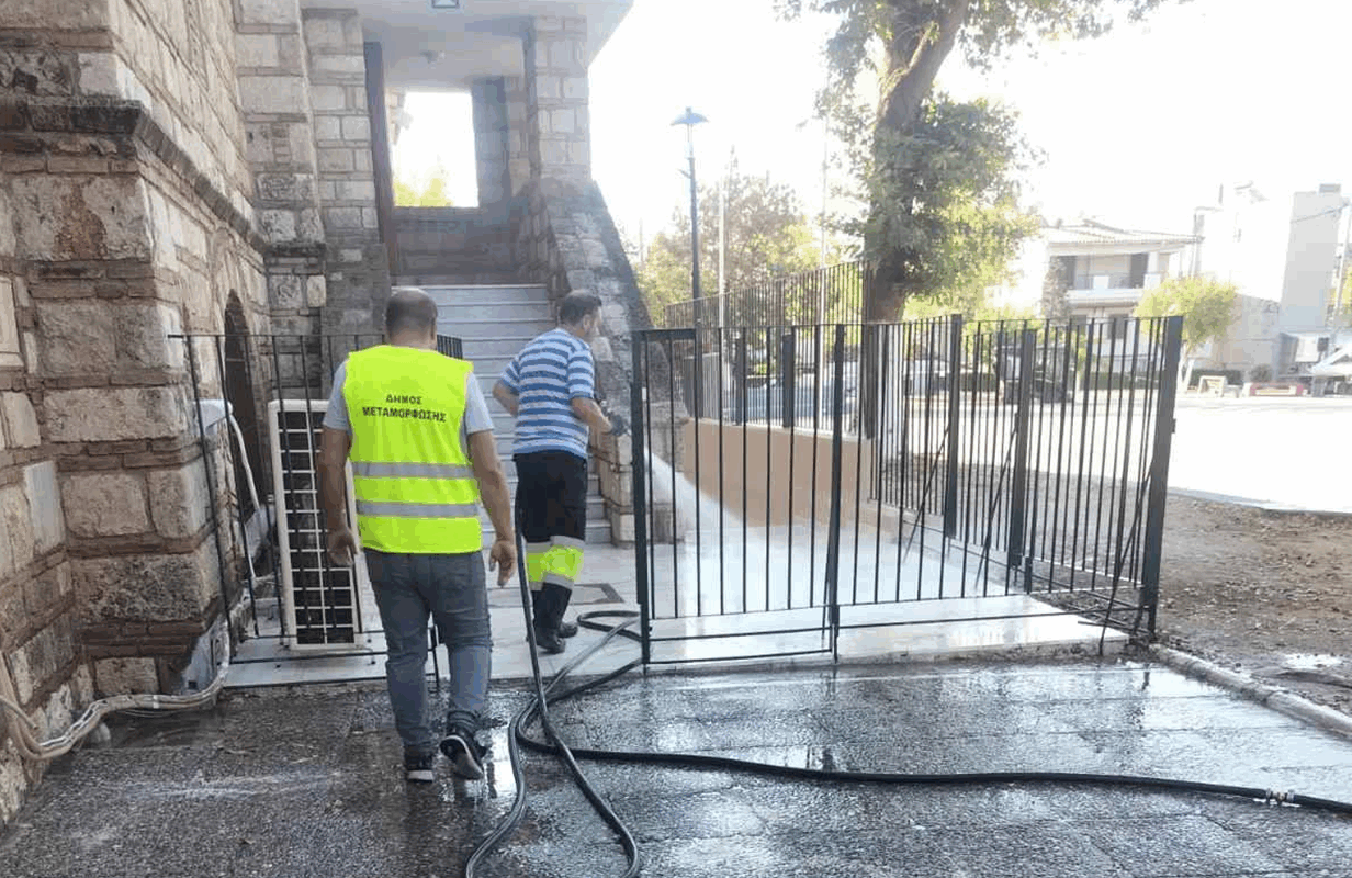 Οι εργαζόμενοι βρίσκονται επί ποδός όλο το τριήμερο, ώστε η πόλη να είναι καθαρή, φιλόξενη και έτοιμη να υποδεχθεί κατοίκους και επισκέπτες.