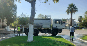 Οι εργαζόμενοι βρίσκονται επί ποδός όλο το τριήμερο, ώστε η πόλη να είναι καθαρή, φιλόξενη και έτοιμη να υποδεχθεί κατοίκους και επισκέπτες.