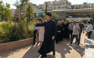 Την Υπουργό υποδέχθηκε θερμά ο Σεβασμιώτατος Μητροπολίτης Νέας Ιωνίας κ. Γαβριήλ, ο οποίος την ξενάγησε στους εξωτερικούς και εσωτερικούς χώρους του αναπτυσσόμενου Κέντρου, καθώς και στο θεματικό πάρκο που το περιβάλλει.