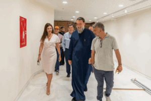 Την Υπουργό υποδέχθηκε θερμά ο Σεβασμιώτατος Μητροπολίτης Νέας Ιωνίας κ. Γαβριήλ, ο οποίος την ξενάγησε στους εξωτερικούς και εσωτερικούς χώρους του αναπτυσσόμενου Κέντρου, καθώς και στο θεματικό πάρκο που το περιβάλλει.