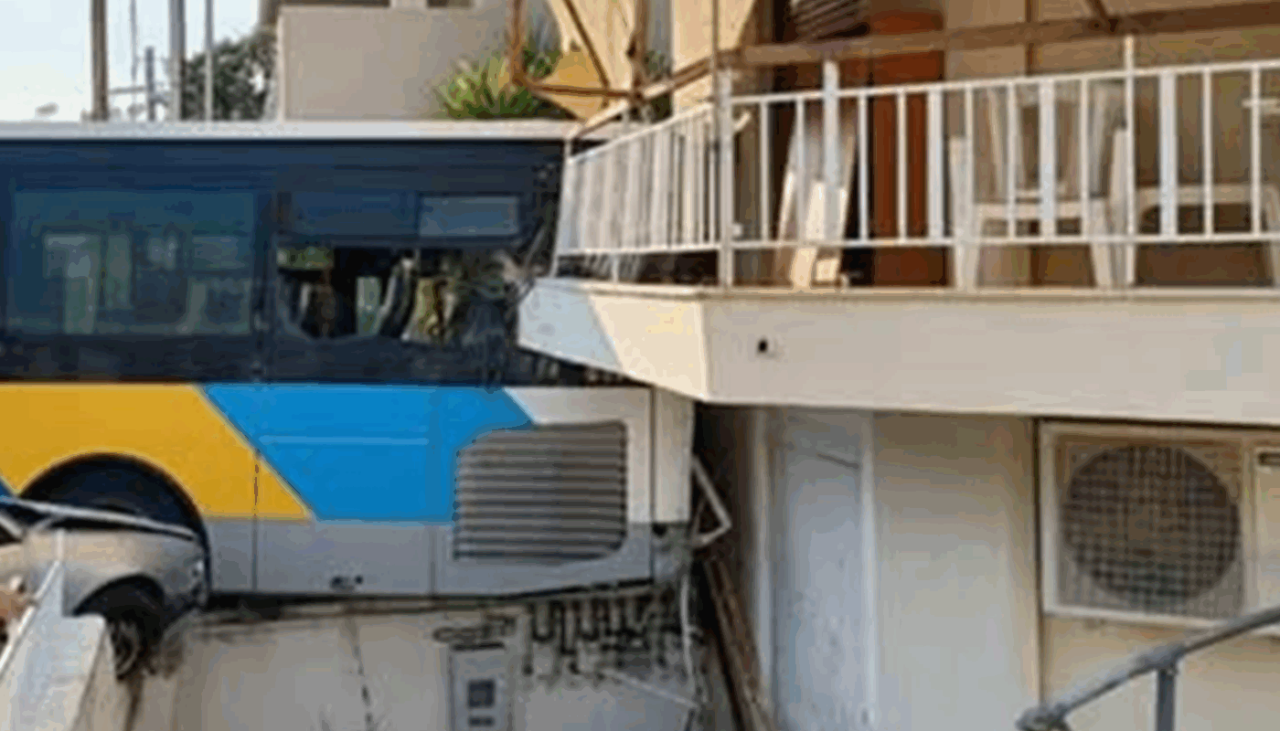Παπάγου Χολαργός: Λεωφορείο προσέκρουσε σε κατοικία στου Παπάγου