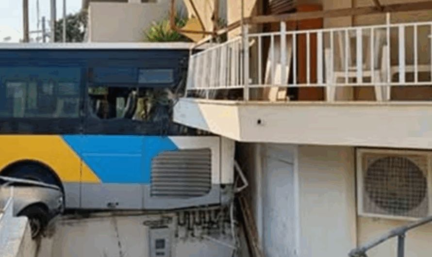 Παπάγου Χολαργός: Λεωφορείο προσέκρουσε σε κατοικία στου Παπάγου