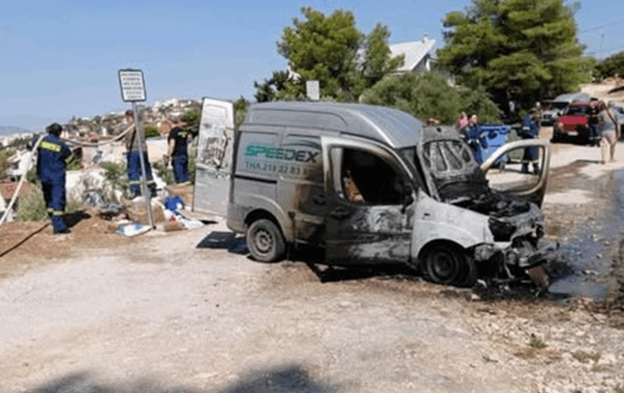 Χθες το πρωί εκδηλώθηκε φωτιά σε όχημα ταχυμεταφορών (courier) επί της οδού Στεφανίας στη Δημοτική Κοινότητα Πεντέλης το οποίο αντιμετωπίστηκε άμεσα.