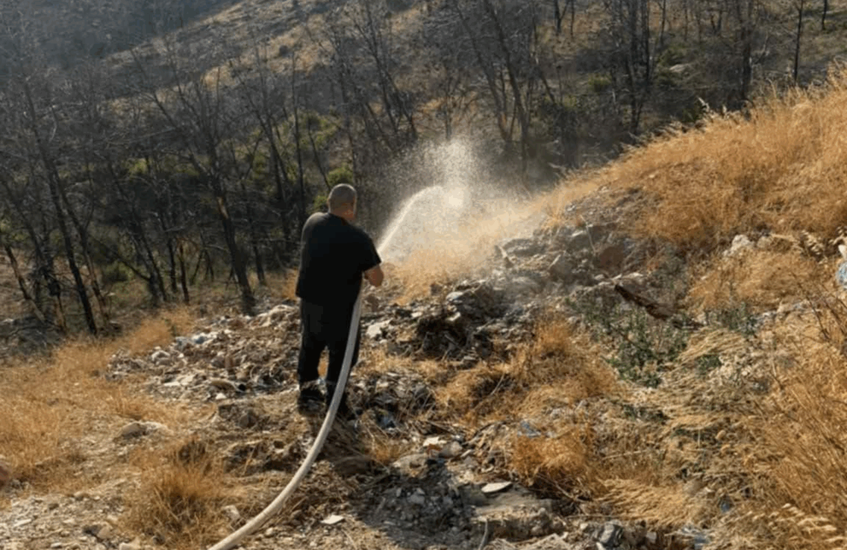 Πεντέλη: Εντός του παλαιού λατομείου Μουζάκη εντοπίστηκε ανάφλεξη σε μπάζωμα χθες το απόγευμα