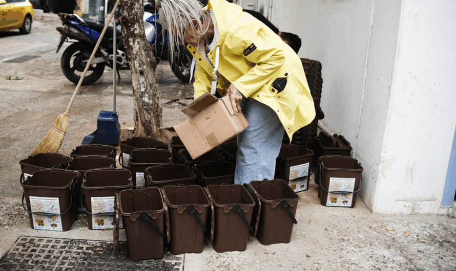 Αθήνα: Οι καφέ κάδοι έφτασαν στο Παγκράτι – Δωρεάν διανομή οικιακών