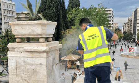 Δράση απομάκρυνσης γκράφιτι (antigraffiti) στην ιστορική Πλατεία Συντάγματος