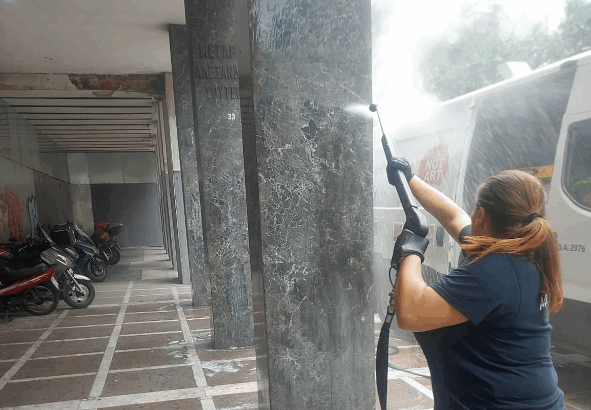 Εκτεταμένη Επιχείρηση Καθαρισμού στο Κέντρο της Αθήνας: Αποκαθίσταται η Όψη Ιστορικών Κτιρίων