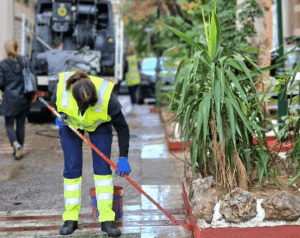 Συνεχίζουν οι παρεμβάσεις καθαριότητας στις γειτονιές της πόλης από την υπηρεσία καθαριότητας του Δήμου