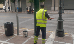 Εκτεταμένη Επιχείρηση Καθαρισμού στο Κέντρο της Αθήνας: Αποκαθίσταται η Όψη Ιστορικών Κτιρίων