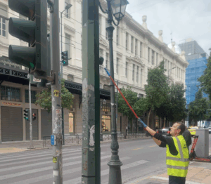 Εκτεταμένη Επιχείρηση Καθαρισμού στο Κέντρο της Αθήνας: Αποκαθίσταται η Όψη Ιστορικών Κτιρίων