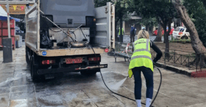 Συνεχίζουν οι παρεμβάσεις καθαριότητας στις γειτονιές της πόλης από την υπηρεσία καθαριότητας του Δήμου