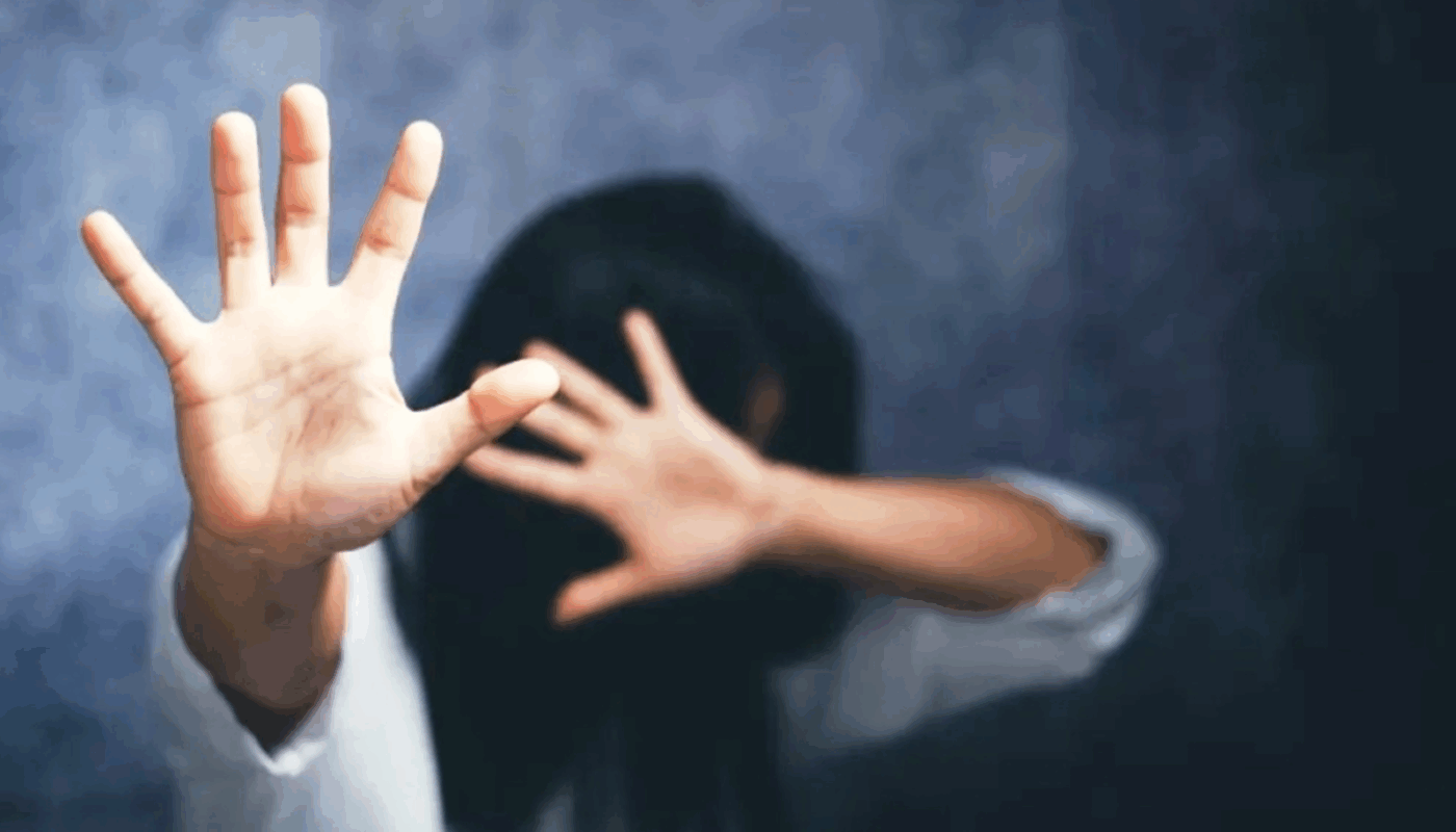 Σοκ προκαλεί η είδηση άγριου περιστατικού ενδοοικογενειακής βίας στο Κορωπί, στην οδό Αγίου Νεκταρίου 19 και Ευαγγελιστρίας με θύμα μια γυναίκα λιθουανικής καταγωγής