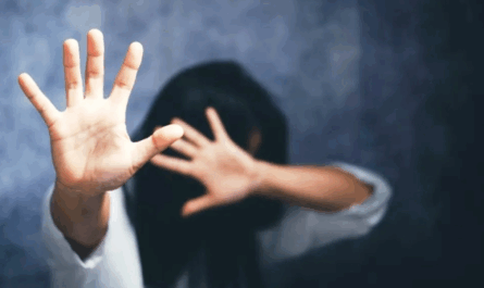 Σοκ προκαλεί η είδηση άγριου περιστατικού ενδοοικογενειακής βίας στο Κορωπί, στην οδό Αγίου Νεκταρίου 19 και Ευαγγελιστρίας με θύμα μια γυναίκα λιθουανικής καταγωγής