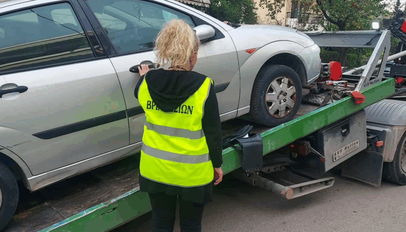Περισυλλογή εγκαταλελειμμένων αυτοκινήτων από τους δρόμους των Βριλησσίων