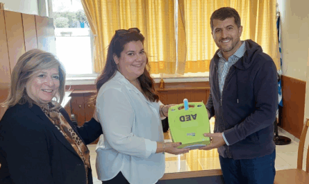 Ο Δήμος παρέδωσε σήμερα το πρωί έναν απινιδωτή στη Διευθύντρια του 4ο Δημοτικού σχολείου