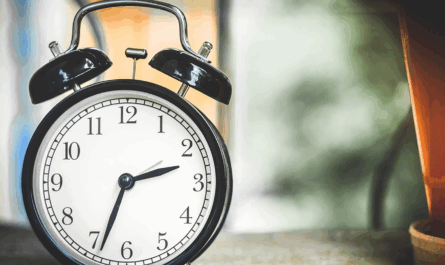 Αλλάζει η ώρα την Κυριακή, θα  τεθεί σε ισχύ η χειμερινή ώρα,  οπότε μια ώρα πίσω οι δείκτες των ρολογιών