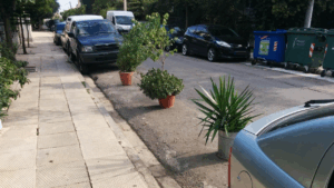 Τέλος στην αυθαίρετη δέσμευση θέσεων στάθμευσης στον δημόσιο δρόμο με αντικείμενα