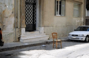 Τέλος στην αυθαίρετη δέσμευση θέσεων στάθμευσης στον δημόσιο δρόμο με αντικείμεν Τέλος στην αυθαίρετη δέσμευση θέσεων στάθμευσης στον δημόσιο δρόμο με αντικείμεν