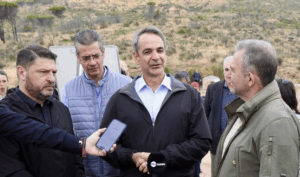 Ο Πρωθυπουργός με τους συνεργάτες του στην περιοχή της Νέας Πεντέλης στον τόπο που πλήγωσε η φωτιά