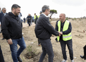 Ο Πρωθυπουργός με τους συνεργάτες του στην περιοχή της Νέας Πεντέλης στον τόπο που πλήγωσε η φωτιά