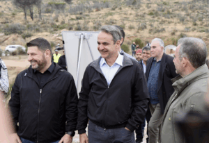 Ο Πρωθυπουργός με τους συνεργάτες του στην περιοχή της Νέας Πεντέλης στον τόπο που πλήγωσε η φωτιά