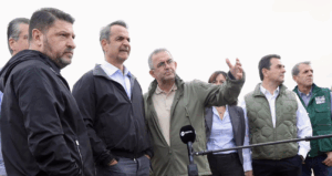 Ο Πρωθυπουργός με τους συνεργάτες του στην περιοχή της Νέας Πεντέλης στον τόπο που πλήγωσε η φωτιά Ο Πρωθυπουργός με τους συνεργάτες του στην περιοχή της Νέας Πεντέλης στον τόπο που πλήγωσε η φωτιά